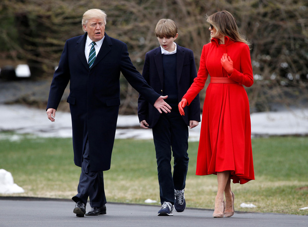 Loạt ảnh chiều cao khủng của “Hoàng tử Nhà Trắng” Barron Trump biến các bạn mình thành người tí hon, chỉ đi bộ đã nhanh bằng bạn chạy - Ảnh 4.