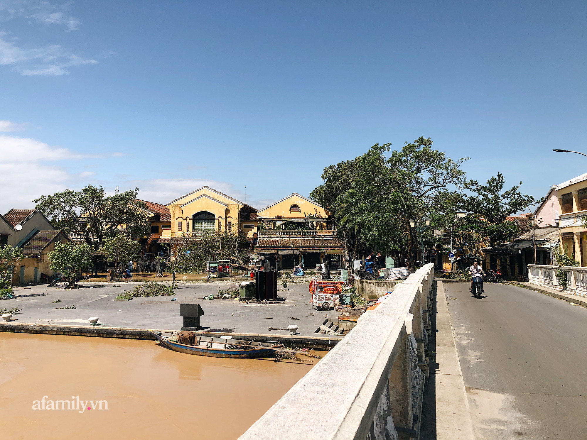 Hội An tan hoang sau bão số 9, những rặng hoa giấy rực rỡ ngày thường nay bỗng hóa xác xơ, nước sông Hoài dâng lên ngập cả nhiều tuyến đường trung tâm phố cổ - Ảnh 12. Hội An tan hoang sau bão số 9, những rặng hoa giấy rực rỡ ngày thường nay bỗng hóa xác xơ, nước sông Hoài dâng lên ngập cả nhiều tuyến đường trung tâm phố cổ - Ảnh 12.