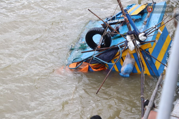 Bão đi qua, nhà sập hết nhưng người dân ven biển Quảng Ngãi vẫn chung tay giúp đỡ nhau, phụ vớt thuyền bị chìm lên bờ - Ảnh 22.