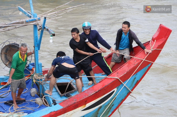 Bão đi qua, nhà sập hết nhưng người dân ven biển Quảng Ngãi vẫn chung tay giúp đỡ nhau, phụ vớt thuyền bị chìm lên bờ - Ảnh 23.