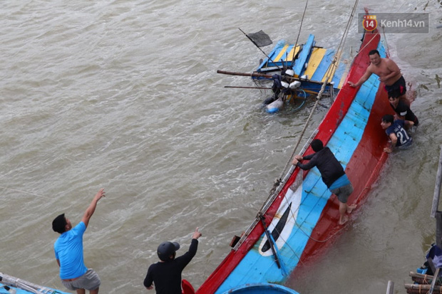 Bão đi qua, nhà sập hết nhưng người dân ven biển Quảng Ngãi vẫn chung tay giúp đỡ nhau, phụ vớt thuyền bị chìm lên bờ - Ảnh 25.