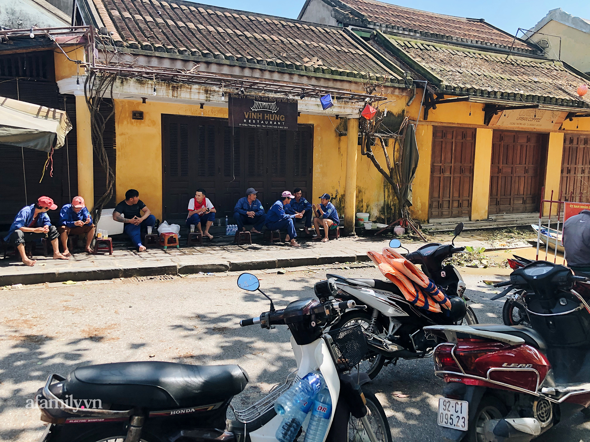 Hội An tan hoang sau bão số 9, những rặng hoa giấy rực rỡ ngày thường nay bỗng hóa xác xơ, nước sông Hoài dâng lên ngập cả nhiều tuyến đường trung tâm phố cổ - Ảnh 4. Hội An tan hoang sau bão số 9, những rặng hoa giấy rực rỡ ngày thường nay bỗng hóa xác xơ, nước sông Hoài dâng lên ngập cả nhiều tuyến đường trung tâm phố cổ - Ảnh 4.