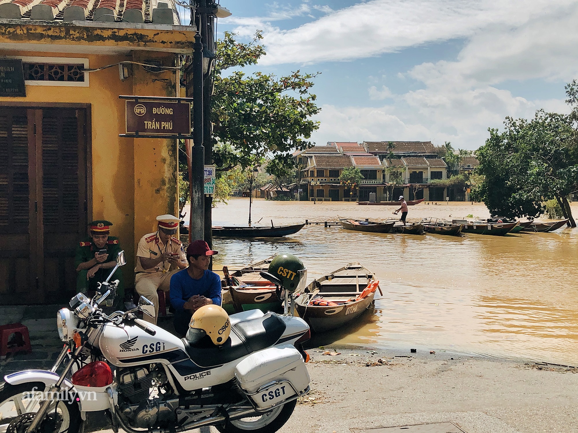 Hội An tan hoang sau bão số 9, những rặng hoa giấy rực rỡ ngày thường nay bỗng hóa xác xơ, nước sông Hoài dâng lên ngập cả nhiều tuyến đường trung tâm phố cổ - Ảnh 5. Hội An tan hoang sau bão số 9, những rặng hoa giấy rực rỡ ngày thường nay bỗng hóa xác xơ, nước sông Hoài dâng lên ngập cả nhiều tuyến đường trung tâm phố cổ - Ảnh 5.