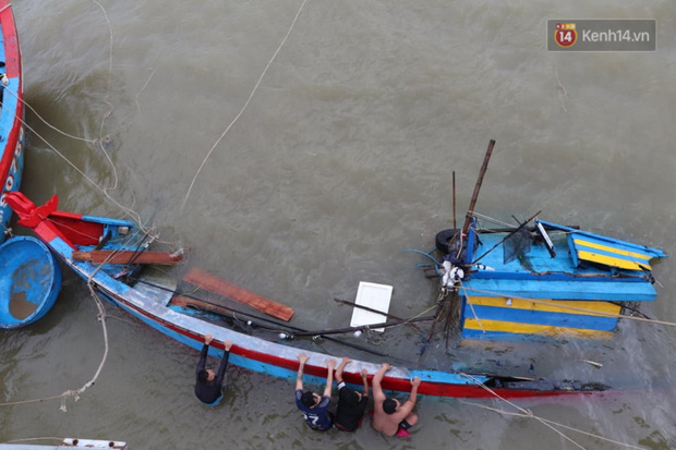 Bão đi qua, nhà sập hết nhưng người dân ven biển Quảng Ngãi vẫn chung tay giúp đỡ nhau, phụ vớt thuyền bị chìm lên bờ - Ảnh 8.
