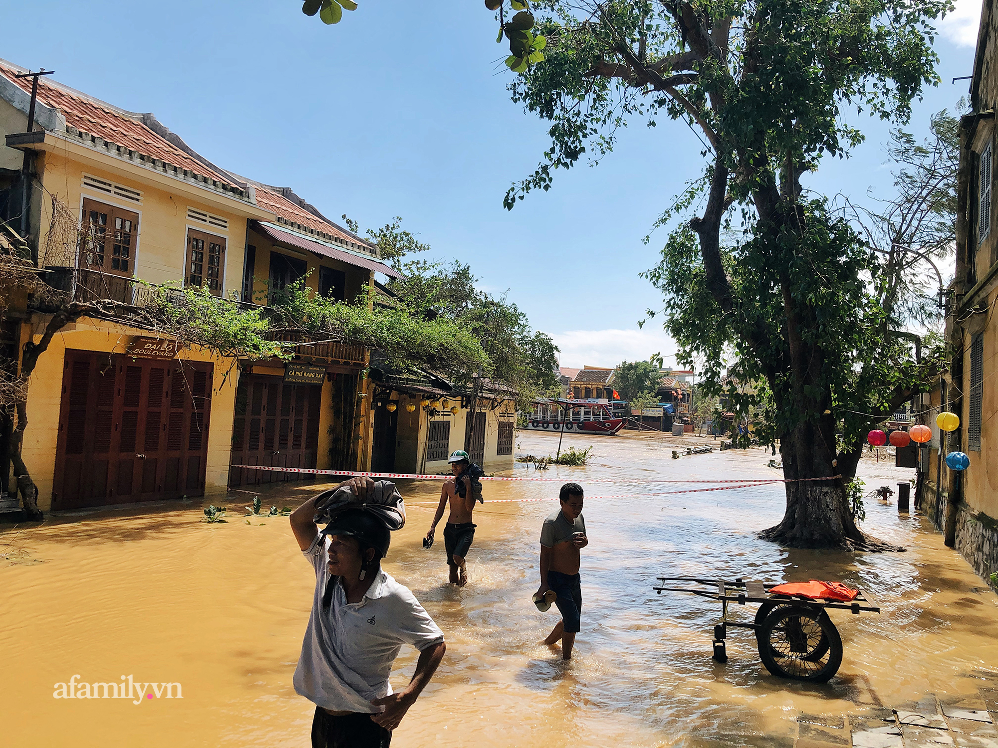 Hội An tan hoang sau bão số 9, những rặng hoa giấy rực rỡ ngày thường nay bỗng hóa xác xơ, nước sông Hoài dâng lên ngập cả nhiều tuyến đường trung tâm phố cổ - Ảnh 8. Hội An tan hoang sau bão số 9, những rặng hoa giấy rực rỡ ngày thường nay bỗng hóa xác xơ, nước sông Hoài dâng lên ngập cả nhiều tuyến đường trung tâm phố cổ - Ảnh 8.