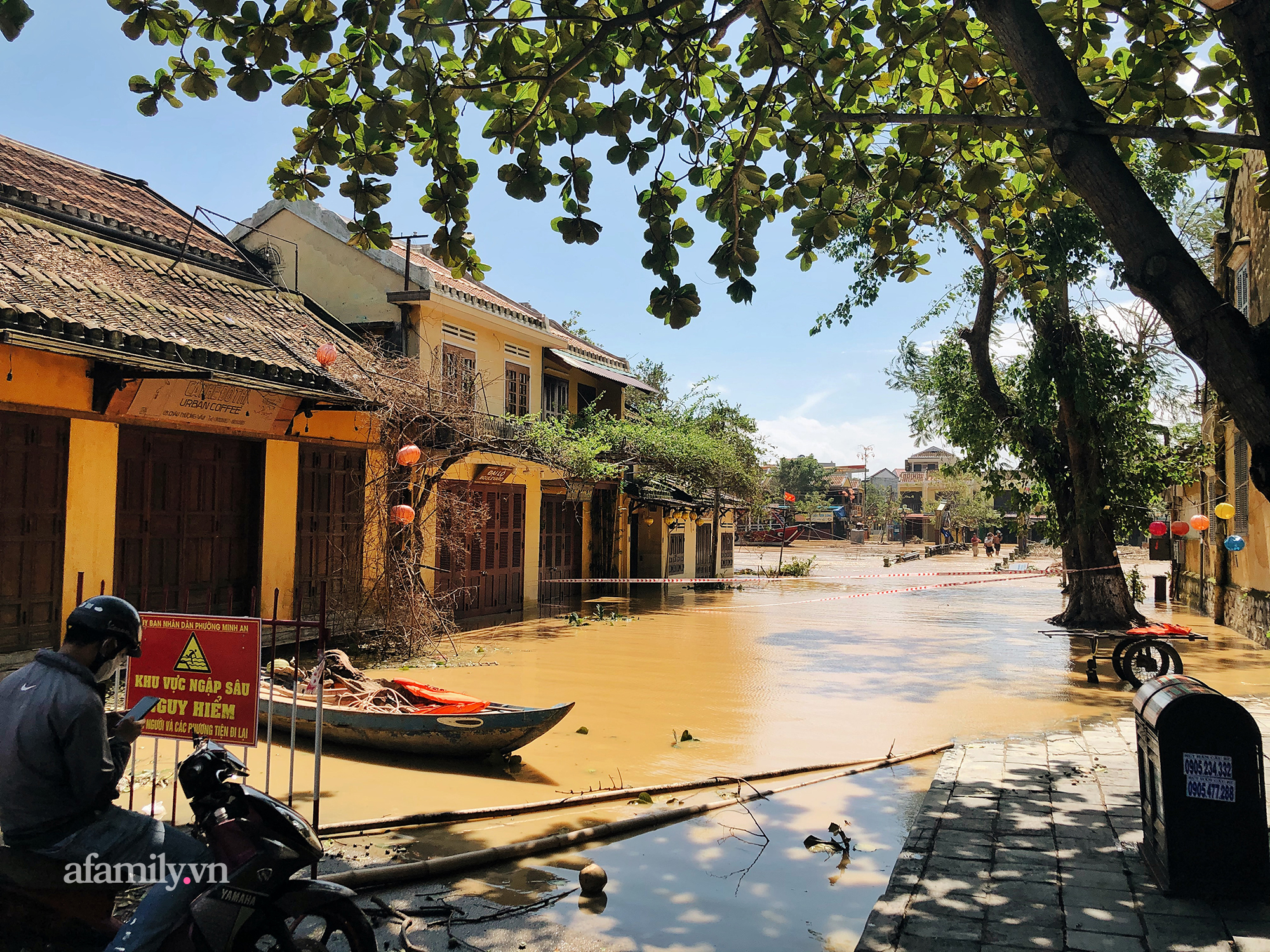 Hội An tan hoang sau bão số 9, những rặng hoa giấy rực rỡ ngày thường nay bỗng hóa xác xơ, nước sông Hoài dâng lên ngập cả nhiều tuyến đường trung tâm phố cổ - Ảnh 10. Hội An tan hoang sau bão số 9, những rặng hoa giấy rực rỡ ngày thường nay bỗng hóa xác xơ, nước sông Hoài dâng lên ngập cả nhiều tuyến đường trung tâm phố cổ - Ảnh 10.