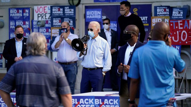 Hình ảnh đối lập của ông Trump và ông Biden trước ngày bầu ...
