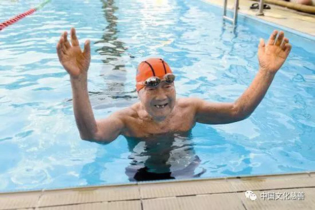 99 tuổi vẫn bơi sương sương 15km không cần nghỉ, bác sĩ chia sẻ 3 bí quyết sống lâu tránh xa bệnh tật - Ảnh 3.