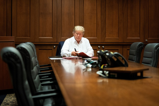 Hé lộ hình ảnh Tổng thống Trump làm việc trong lúc điều trị COVID-19 - Ảnh 1.