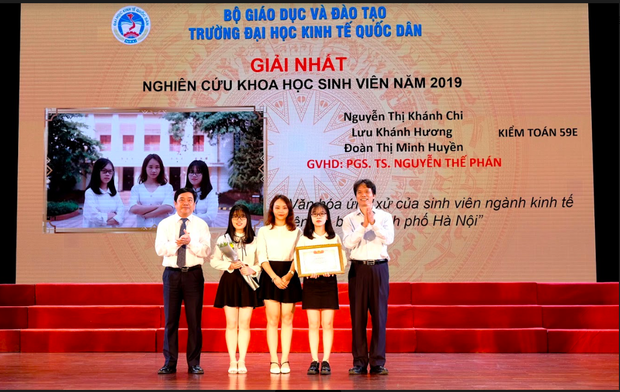 Tân cử nhân duy nhất của ĐH Kinh tế Quốc dân tốt nghiệp thần tốc sau 3 năm, vừa nhận bằng Giỏi vừa là Đảng viên - Ảnh 2.