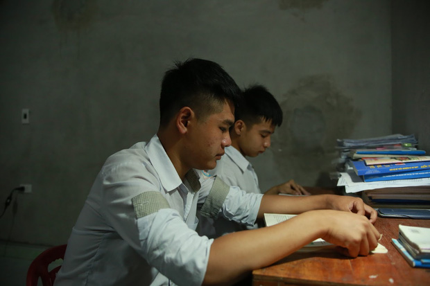 Bách khoa Hà Nội hỗ trợ học phí, xe lăn và chỗ ở cho nam sinh được bạn cõng đi học 10 năm - Ảnh 1.