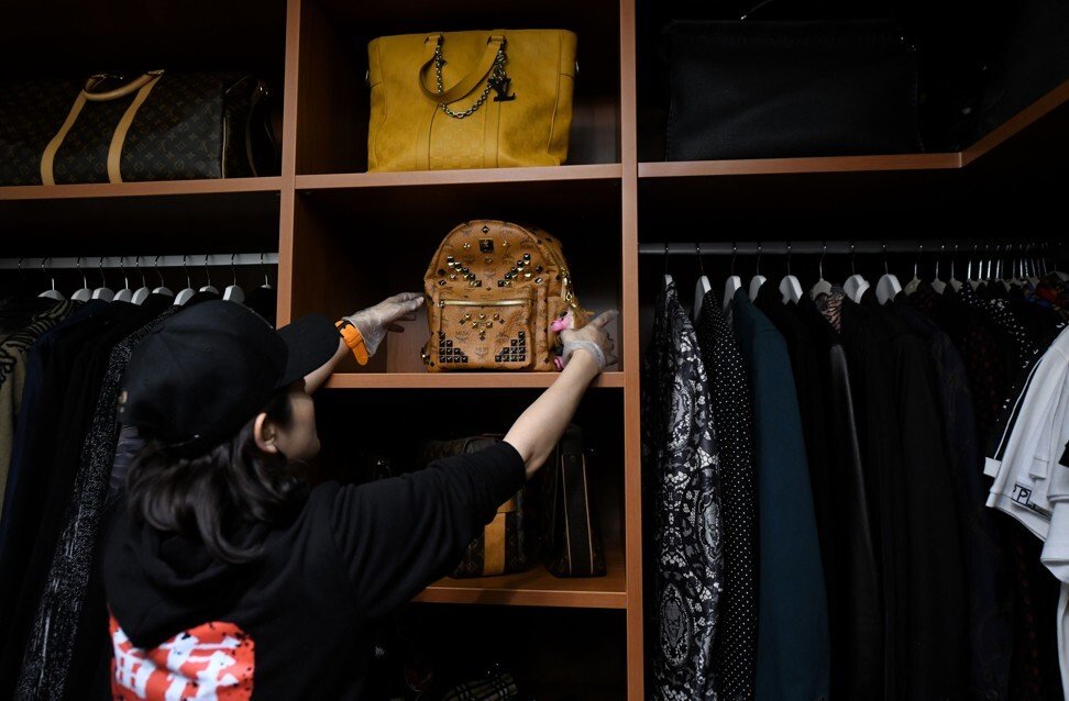 Túi xách Louis Vuitton được các tín đồ thời trang mê muội chẳng khác gì làn  đi chợ của phụ nữ Việt