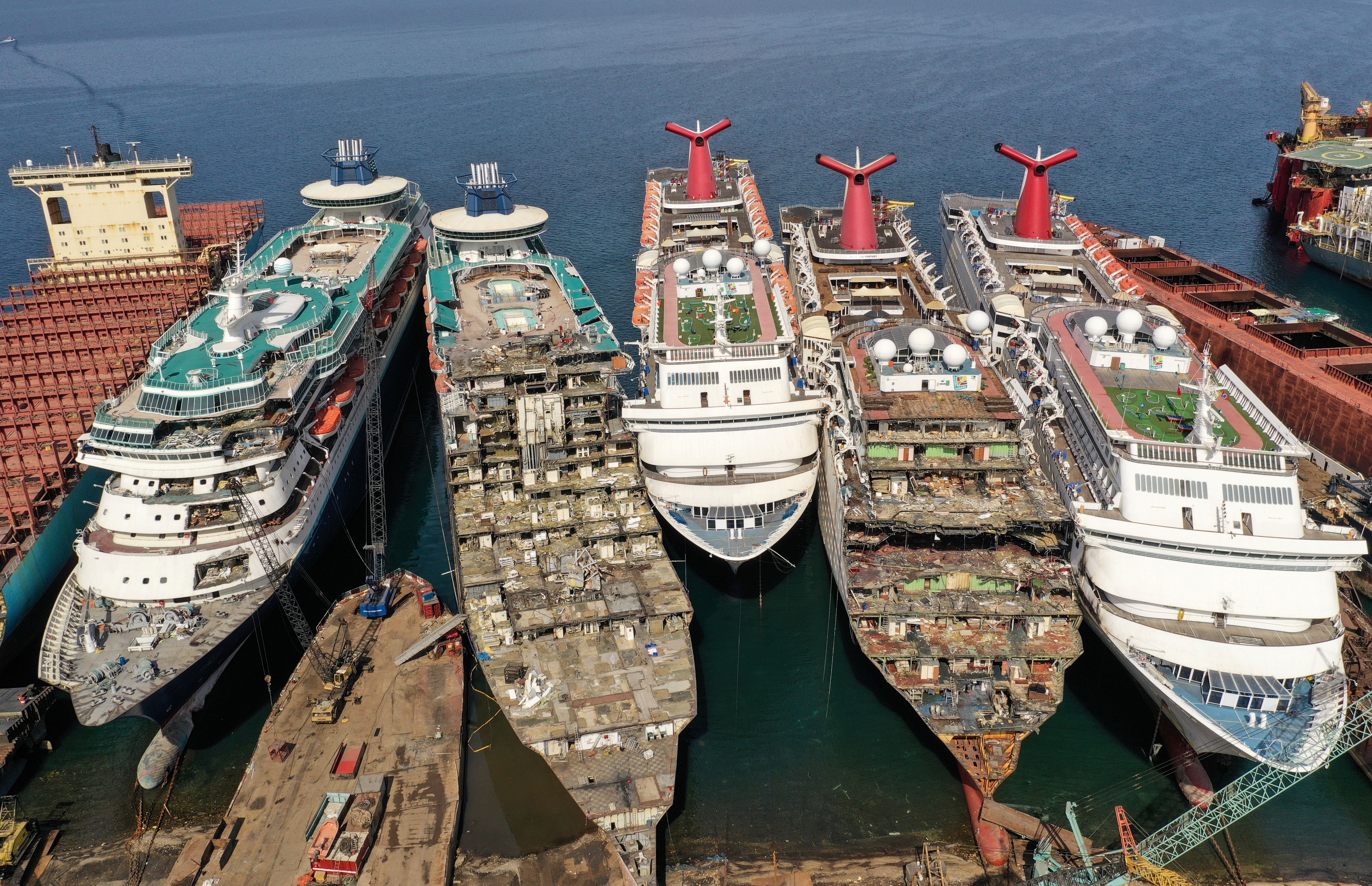 Кладбище круизных кораблей в Турции