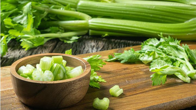 Cần tây vừa là món ăn ngon bổ vừa là thuốc chữa bệnh nhưng cấm kỵ ăn với những thực phẩm này - Ảnh 1. Cần tây vừa là món ăn ngon bổ vừa là thuốc chữa bệnh nhưng cấm kỵ ăn với những thực phẩm này - Ảnh 1.