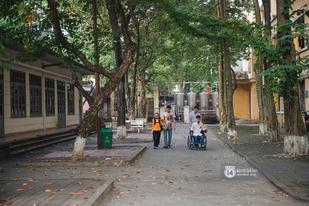  Cuộc sống sinh viên của nam sinh 10 năm được bạn cõng đến trường: Cha bỏ việc ở quê ra ở cùng, muốn mở công ty riêng để tự lập  - Ảnh 13.