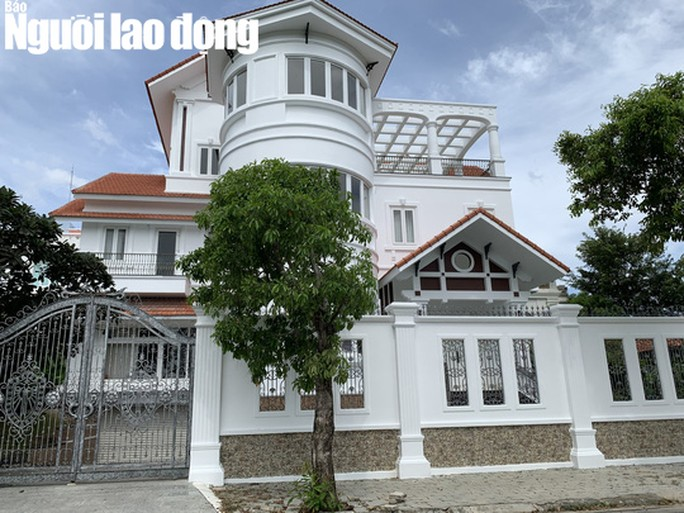 Công an canh phòng cẩn mật nguyên Bí thư Nha Trang sau khi bị tấn công - Ảnh 4. Công an canh phòng cẩn mật nguyên Bí thư Nha Trang sau khi bị tấn công - Ảnh 4.