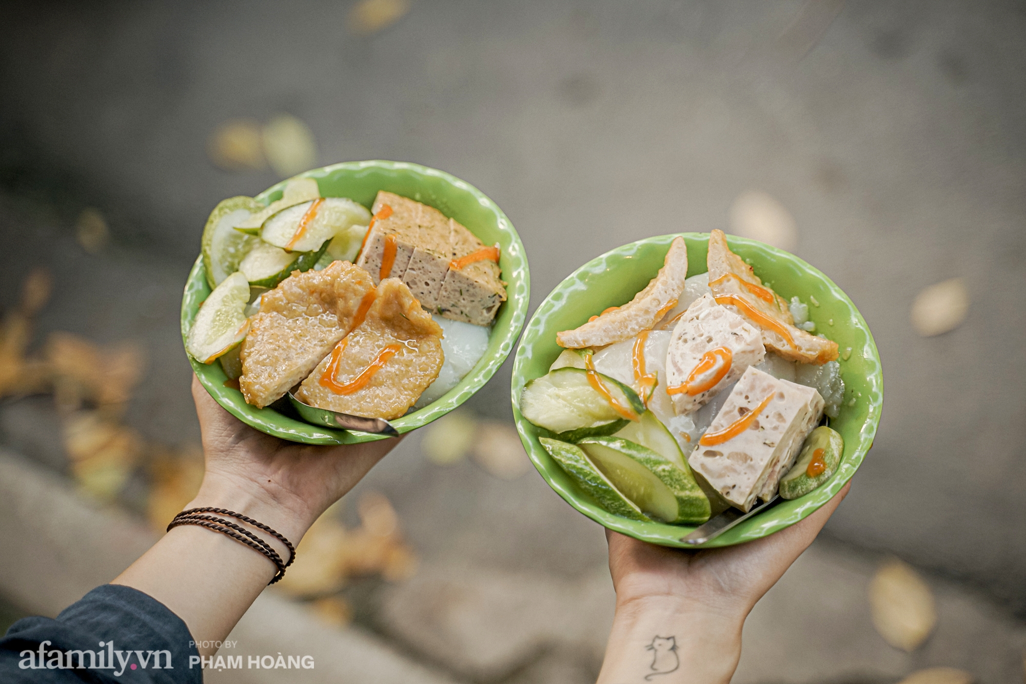 Hàng bánh giò phố cổ 4 thế hệ nằm khiêm tốn đầu dốc Hàng Than, không biển hiệu, chỉ bán 4 tiếng buổi chiều nhưng hôm nào cũng hết bay 250 chiếc bánh - Ảnh 2.