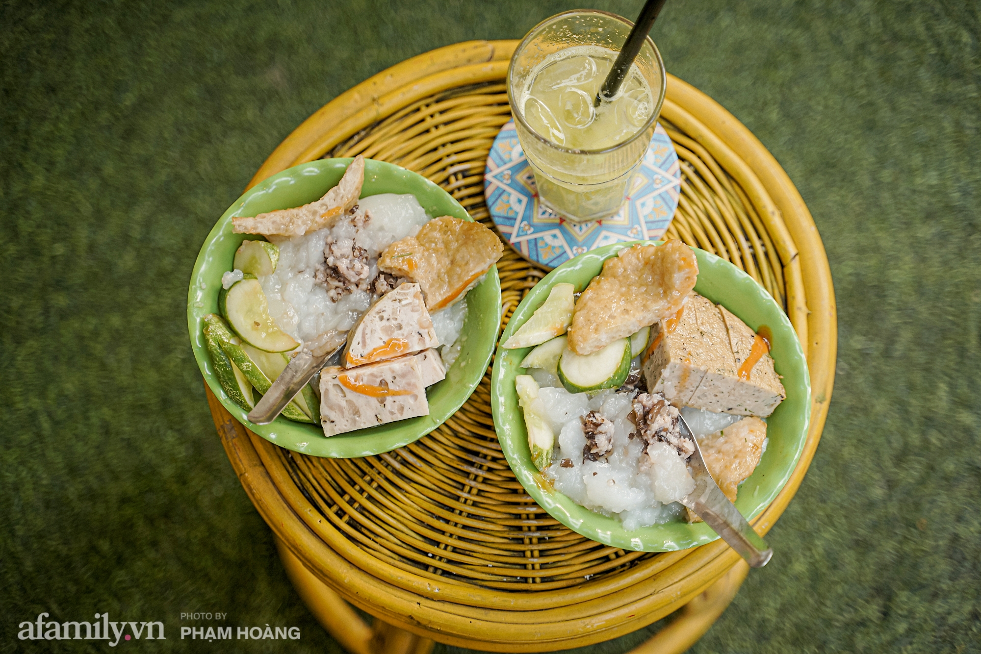 Hàng bánh giò phố cổ 4 thế hệ nằm khiêm tốn đầu dốc Hàng Than, không biển hiệu, chỉ bán 4 tiếng buổi chiều nhưng hôm nào cũng hết bay 250 chiếc bánh - Ảnh 11.