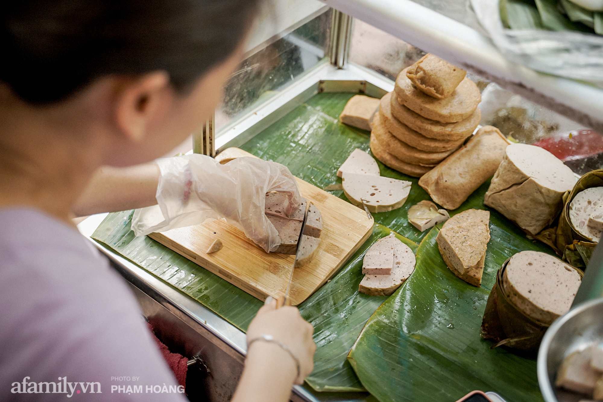Hàng bánh giò phố cổ 4 thế hệ nằm khiêm tốn đầu dốc Hàng Than, không biển hiệu, chỉ bán 4 tiếng buổi chiều nhưng hôm nào cũng hết bay 250 chiếc bánh - Ảnh 3.