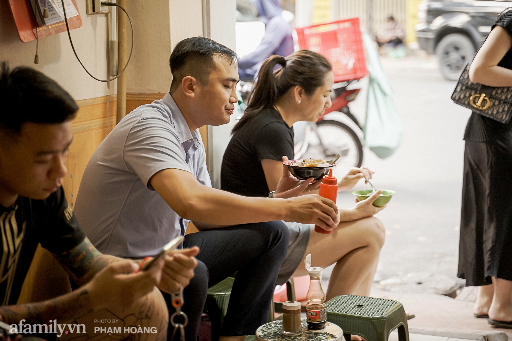 Hàng bánh giò phố cổ 4 thế hệ nằm khiêm tốn đầu dốc Hàng Than, không biển hiệu, chỉ bán 4 tiếng buổi chiều nhưng hôm nào cũng hết bay 250 chiếc bánh - Ảnh 6.