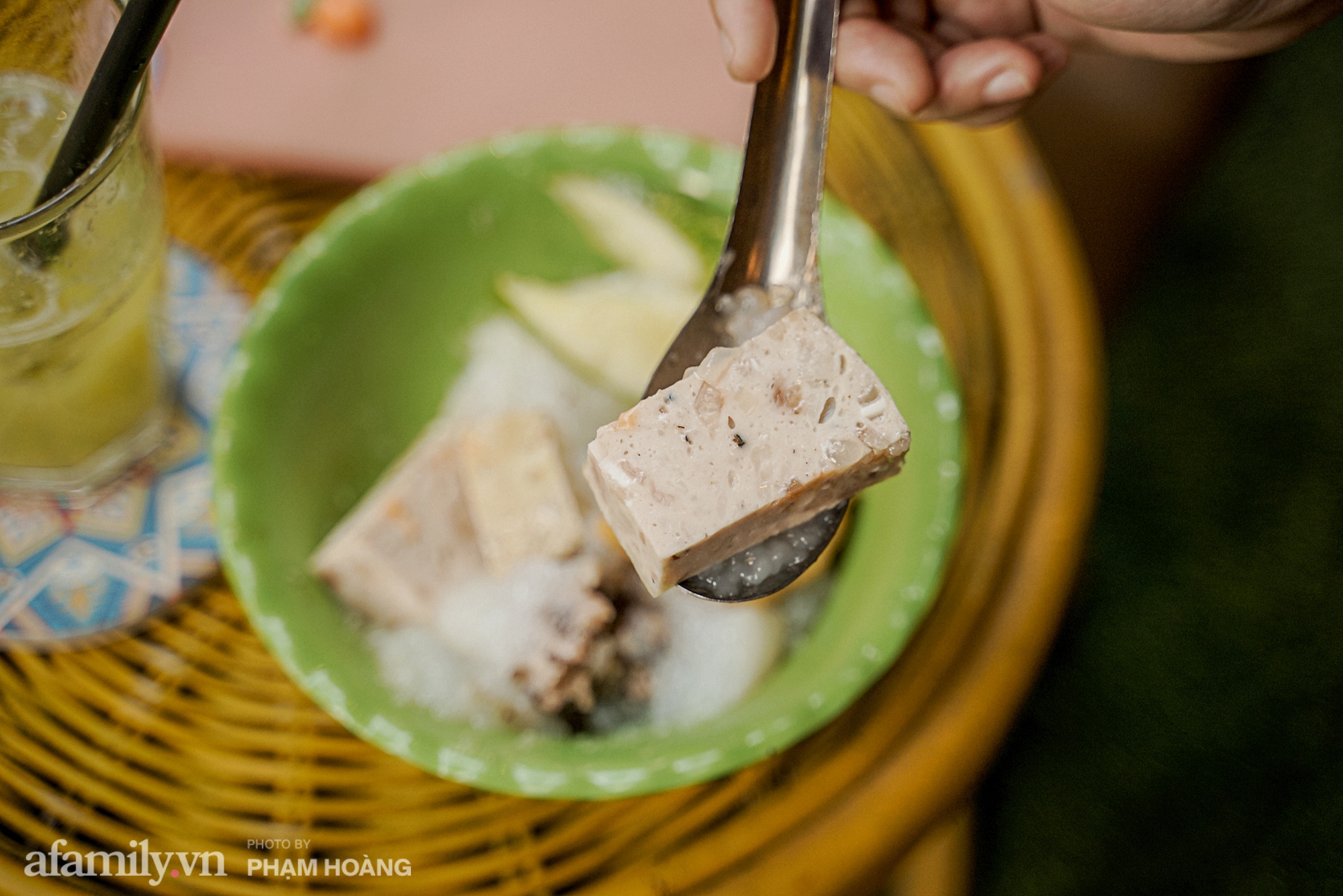 Hàng bánh giò phố cổ 4 thế hệ nằm khiêm tốn đầu dốc Hàng Than, không biển hiệu, chỉ bán 4 tiếng buổi chiều nhưng hôm nào cũng hết bay 250 chiếc bánh - Ảnh 10.