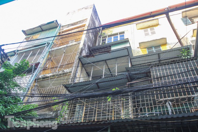 Cận cảnh các chung cư trước nguy cơ đổ sập bất cứ lúc nào ở Hà Nội - Ảnh 22.