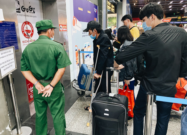 Khổ như hành khách ở Tân Sơn Nhất: Đội nắng mang vác hành lý ra đường đón xe công nghệ - Ảnh 3.