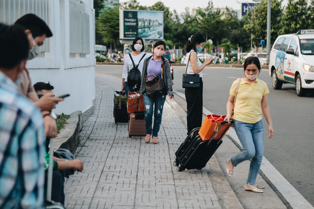 Khổ như hành khách ở Tân Sơn Nhất: Đội nắng mang vác hành lý ra đường đón xe công nghệ - Ảnh 7.