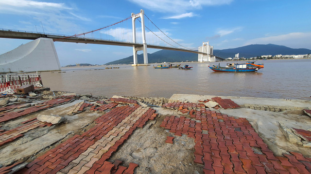 Đà Nẵng: Vỉa hè và kè đường Như Nguyệt bị hư hại nặng sau bão Molave - Ảnh 1.