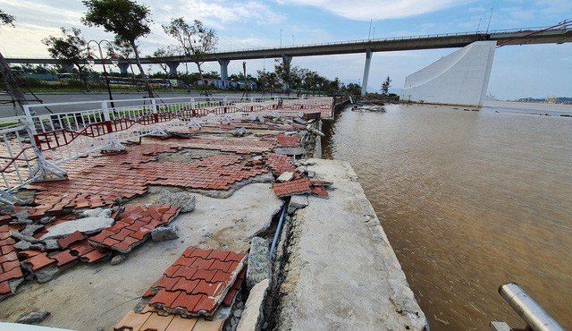 Đà Nẵng: Vỉa hè và kè đường Như Nguyệt bị hư hại nặng sau bão Molave - Ảnh 2.
