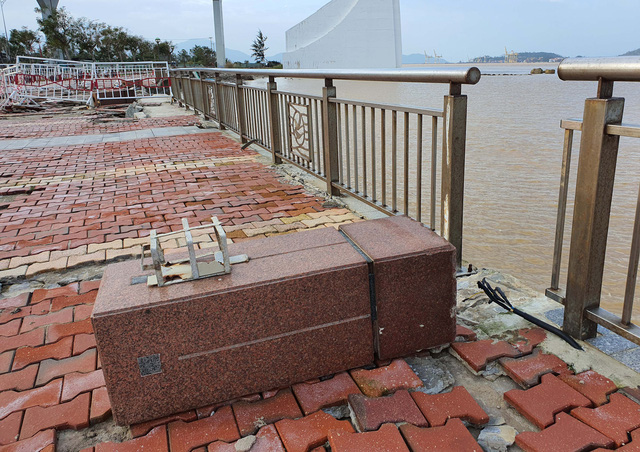 Đà Nẵng: Vỉa hè và kè đường Như Nguyệt bị hư hại nặng sau bão Molave - Ảnh 5.