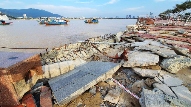Đà Nẵng: Vỉa hè và kè đường Như Nguyệt bị hư hại nặng sau bão Molave - Ảnh 6.