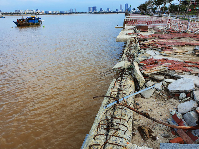 Đà Nẵng: Vỉa hè và kè đường Như Nguyệt bị hư hại nặng sau bão Molave - Ảnh 9.
