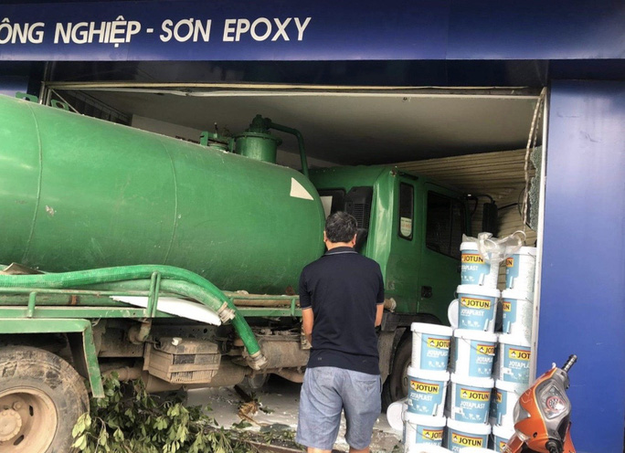 Xe bồn lao qua dải phân cách, tông vào cửa hàng, 2 người bị thương nặng - Ảnh 2. Xe bồn lao qua dải phân cách, tông vào cửa hàng, 2 người bị thương nặng - Ảnh 2.