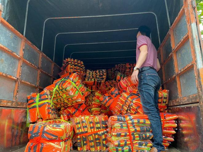 Người vợ giấu chồng ủng hộ 1,5 tỷ giúp đỡ bà con miền Trung: “Mình phá sổ tiết kiệm đi mua đồ đạc trong 1 ngày, chuẩn bị rồi đi luôn” - Ảnh 3.