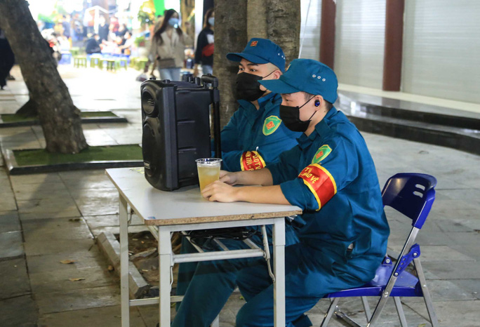 Phạt nhiều người không đeo khẩu trang trên phố đi bộ hồ Gươm - Ảnh 4. Phạt nhiều người không đeo khẩu trang trên phố đi bộ hồ Gươm - Ảnh 4.