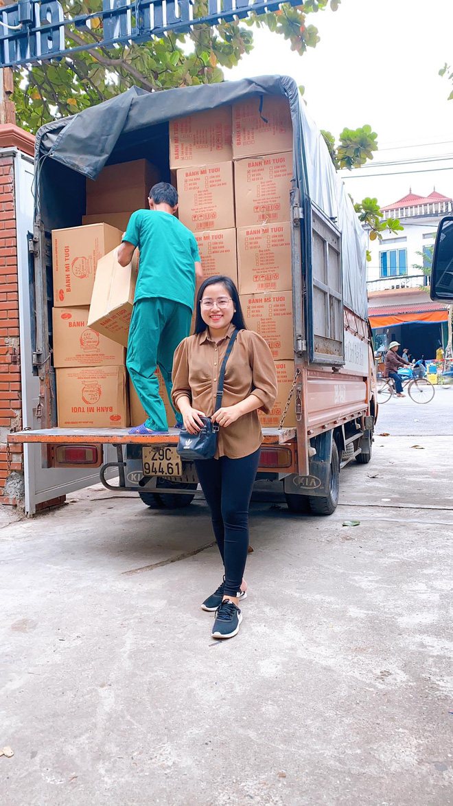 Người vợ giấu chồng ủng hộ 1,5 tỷ giúp đỡ bà con miền Trung: “Mình phá sổ tiết kiệm đi mua đồ đạc trong 1 ngày, chuẩn bị rồi đi luôn” - Ảnh 4.