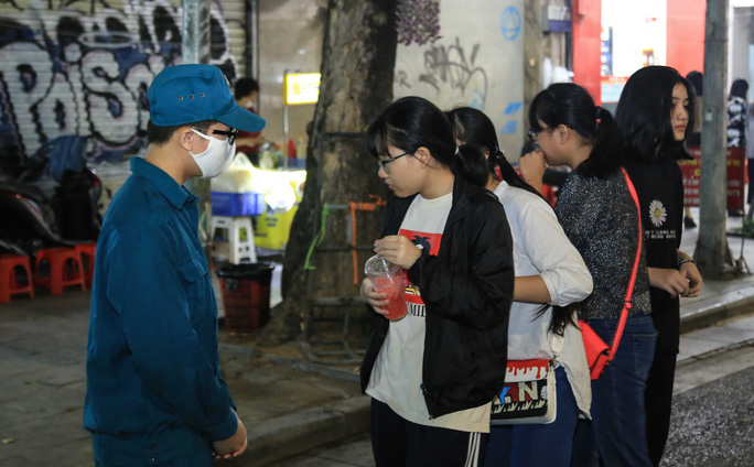 Phạt nhiều người không đeo khẩu trang trên phố đi bộ hồ Gươm - Ảnh 6. Phạt nhiều người không đeo khẩu trang trên phố đi bộ hồ Gươm - Ảnh 6.