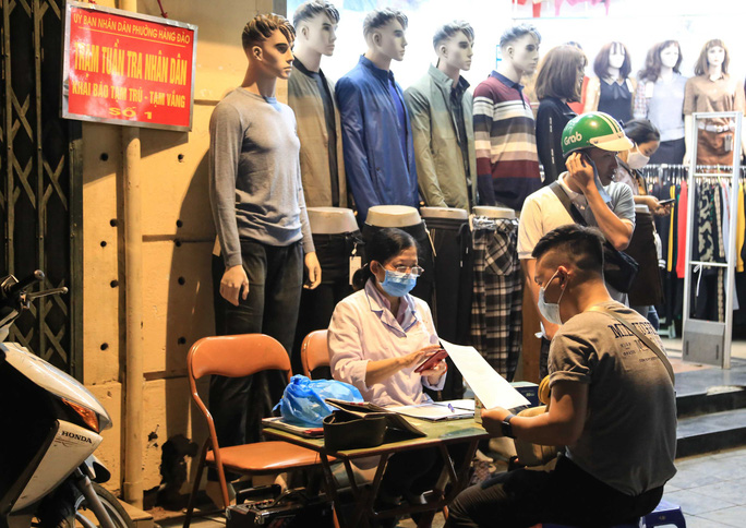 Phạt nhiều người không đeo khẩu trang trên phố đi bộ hồ Gươm - Ảnh 8. Phạt nhiều người không đeo khẩu trang trên phố đi bộ hồ Gươm - Ảnh 8.