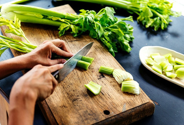 3 loại rau nên ăn thường xuyên để thúc đẩy quá trình chuyển hóa cholesterol và ngăn ngừa bệnh mỡ máu - Ảnh 1.