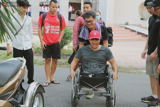 Chàng trai hơn 22 năm đi làm chuyện bao đồng, giúp đỡ người khuyết tật: Nhìn họ vui mình cũng thấy ấm lòng - Ảnh 6.