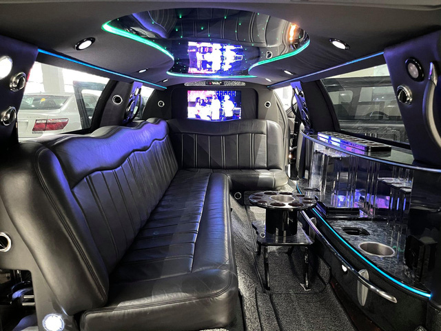 Giữ mới cả thập kỷ, chủ nhân hàng hiếm limousine bán xe với giá chỉ 2,6 tỷ đồng - Ảnh 3.
