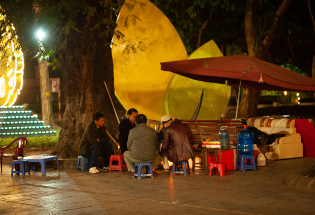 Người dân Thủ đô co ro trong đêm rét đầu tiên của mùa đông 2020 - Ảnh 4.