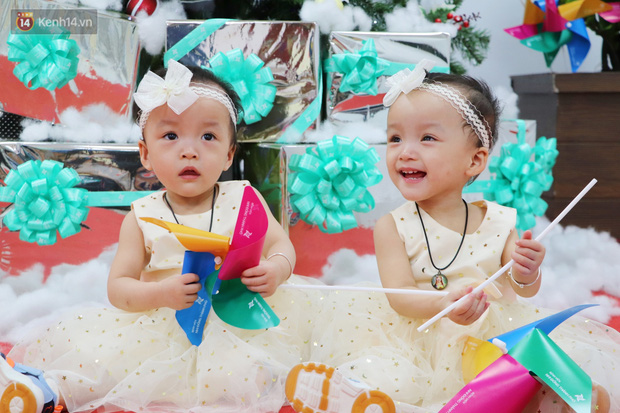 ẢNH, CLIP: Chị em Trúc Nhi - Diệu Nhi cười tít mắt, nắm tay bố mẹ đến BV đón giáng sinh cùng các bạn - Ảnh 1.