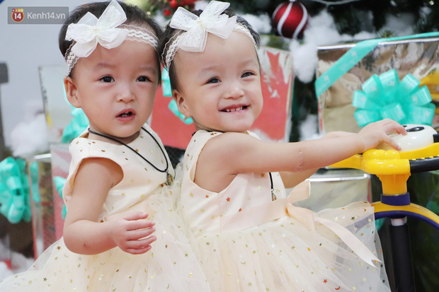ẢNH, CLIP: Chị em Trúc Nhi - Diệu Nhi cười tít mắt, nắm tay bố mẹ đến BV đón giáng sinh cùng các bạn - Ảnh 12.