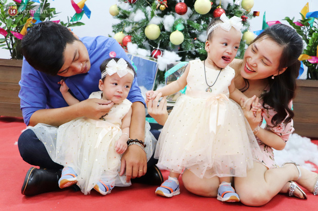 ẢNH, CLIP: Chị em Trúc Nhi - Diệu Nhi cười tít mắt, nắm tay bố mẹ đến BV đón giáng sinh cùng các bạn - Ảnh 17.