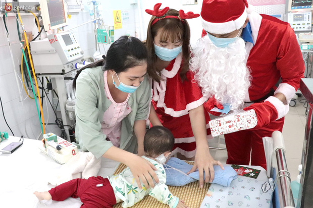 Nghẹn lòng những lá thư gửi ông già Noel ở bệnh viện nhi: Cầu mong ông ban phép màu cho con hết bệnh về với gia đình - Ảnh 4.