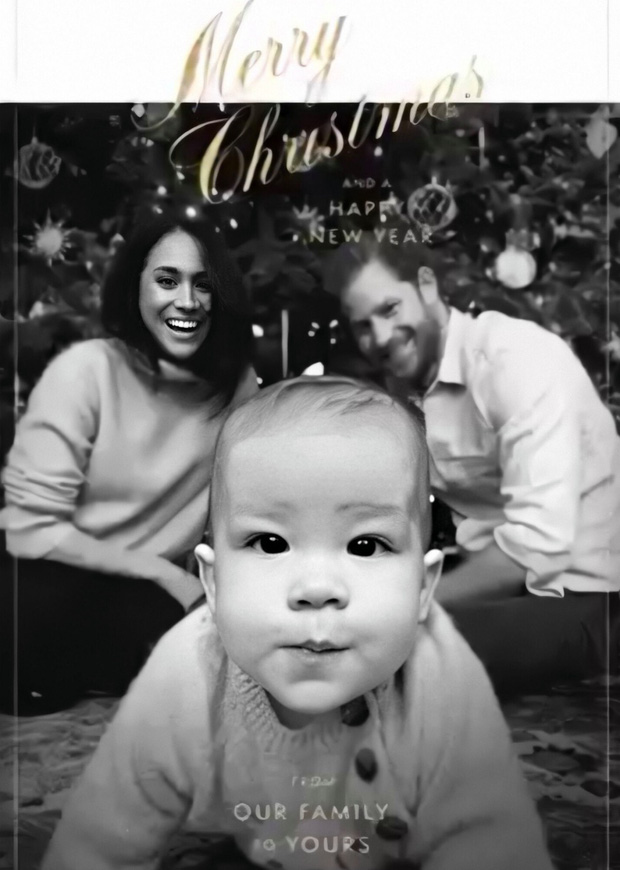 Gia đình Meghan và Harry tung ảnh mừng Giáng sinh siêu giản dị, Hoàng tử nhỏ Archie lộ đặc điểm khác biệt với Hoàng gia Anh - Ảnh 3.