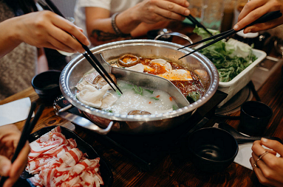 7 kiểu ăn lẩu độc khủng khiếp mà người Việt cần phải từ bỏ ngay trước khi làm hại dạ dày, khoang miệng và thực quản - Ảnh 3.