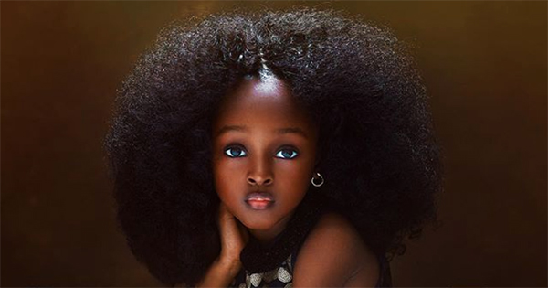 Bất ngờ đổi đời sau loạt ảnh 2 năm trước, Cô bé châu Phi đẹp nhất thế giới giờ vẫn đẹp nao lòng nhưng cách cha mẹ dạy dỗ mới đáng chú ý - Ảnh 1.